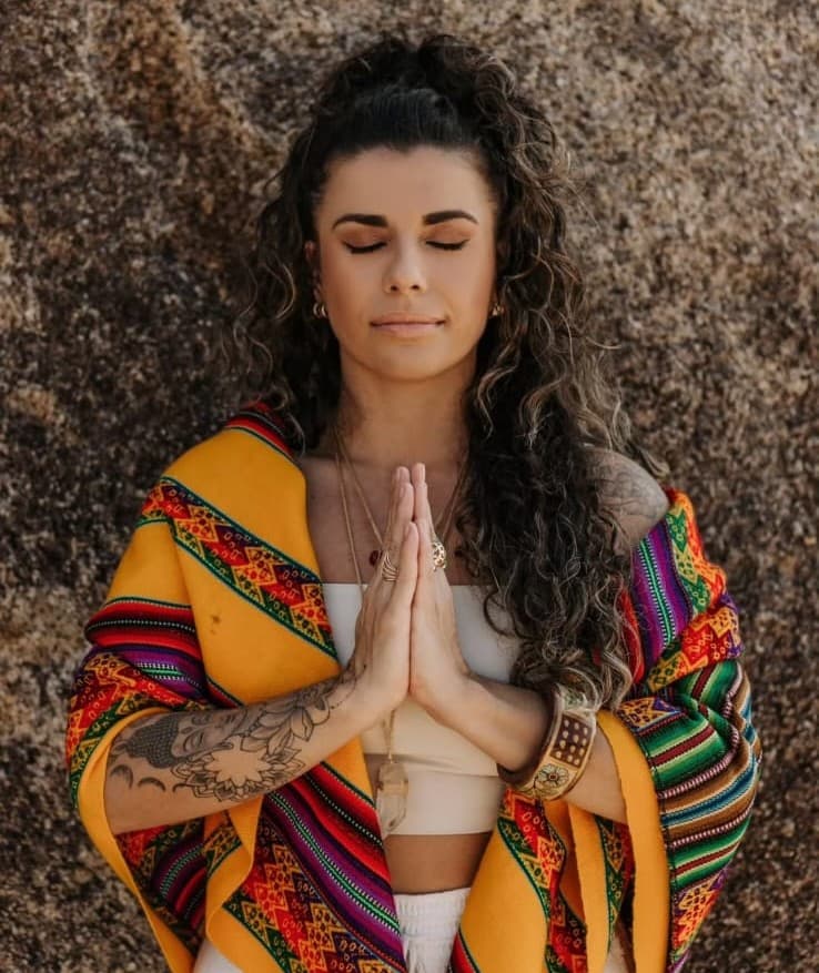 May em meditação, mãos em prece